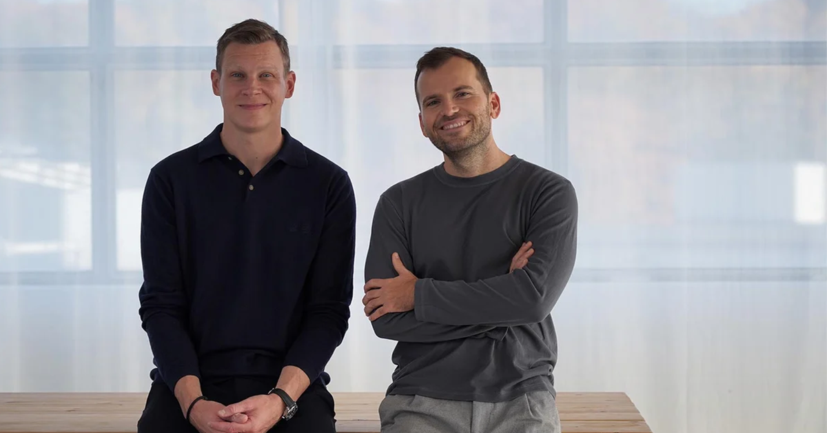 Banner: Photo of the two Founders of mokebo. Two friendly looking young men smiling into the camera